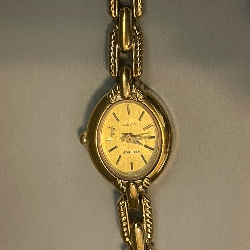 REGENCY Gold Chain-Link Bracelet with Decorative Element